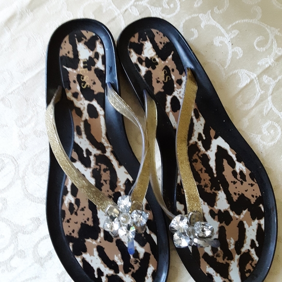 Guess ♠️ flip flops - Picture 7 of 7